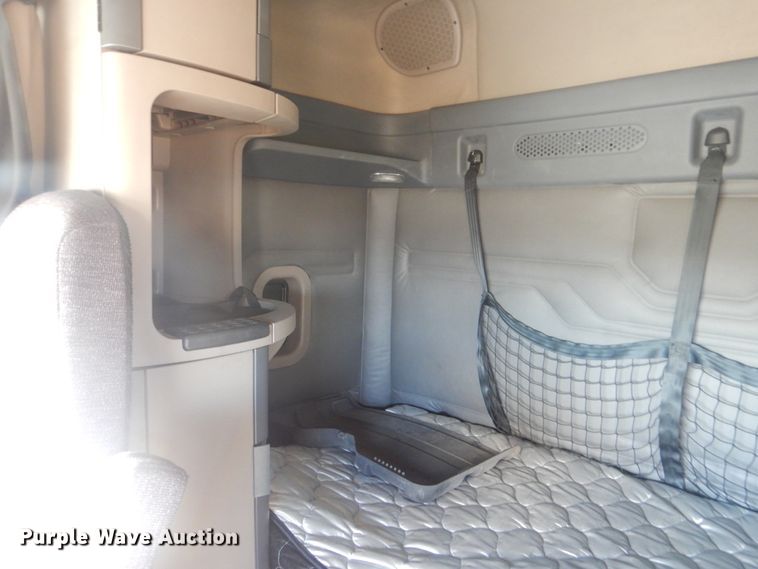 image for item HX9076 2014 Freightliner Cascadia  semi truck