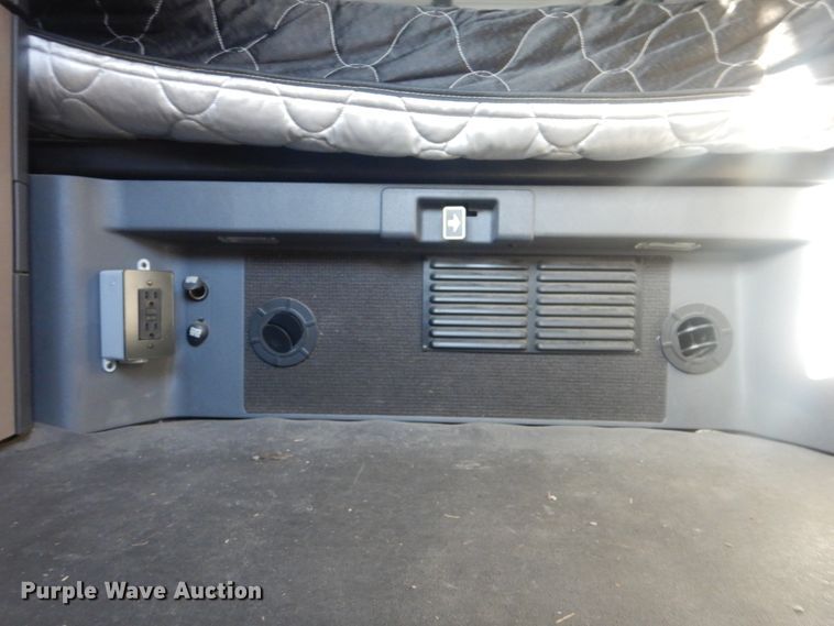 image for item HX9076 2014 Freightliner Cascadia  semi truck