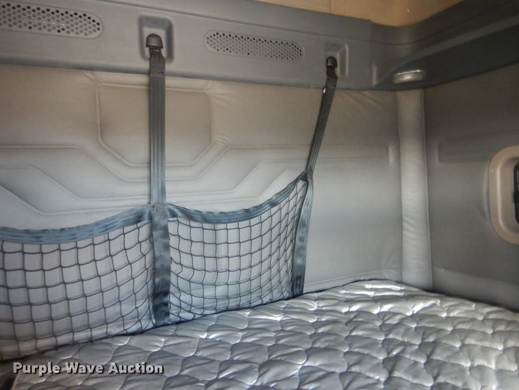 image for item HX9076 2014 Freightliner Cascadia  semi truck