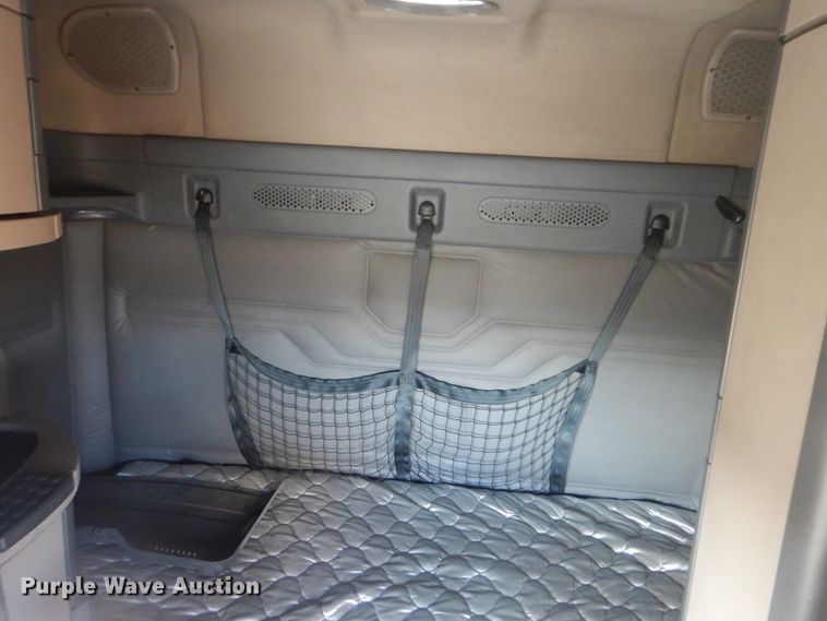 image for item HX9076 2014 Freightliner Cascadia  semi truck