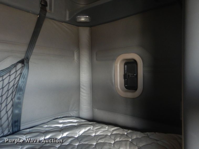 image for item HX9076 2014 Freightliner Cascadia  semi truck