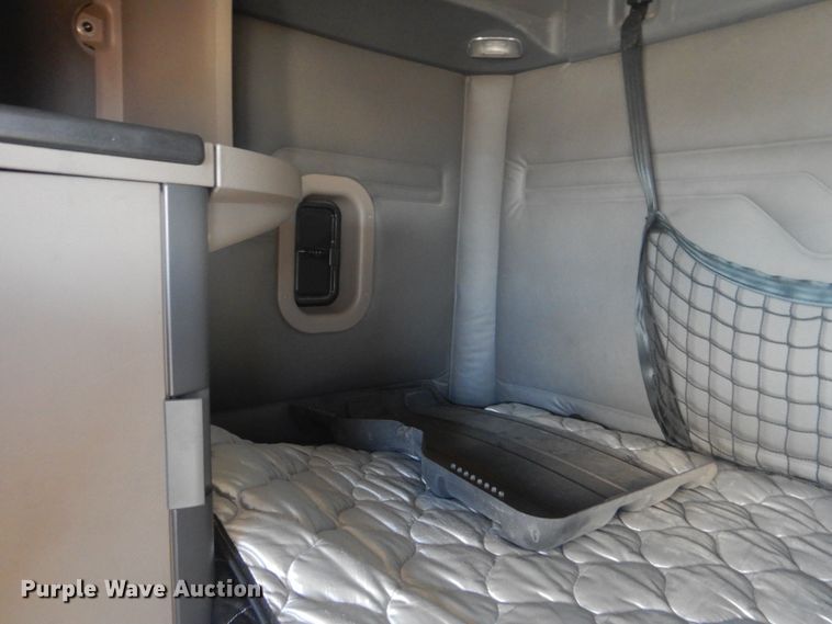 image for item HX9076 2014 Freightliner Cascadia  semi truck