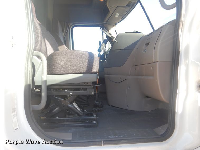 image for item HX9076 2014 Freightliner Cascadia  semi truck