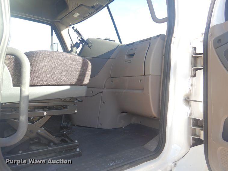 image for item HX9076 2014 Freightliner Cascadia  semi truck