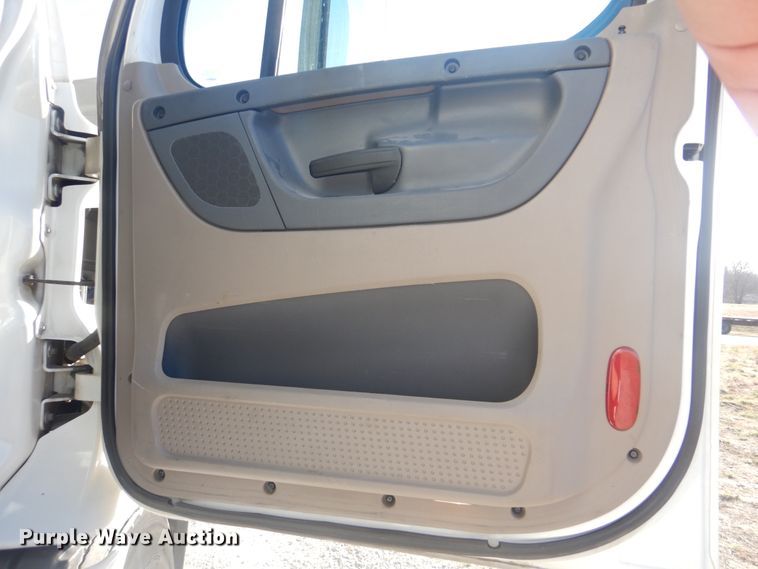 image for item HX9076 2014 Freightliner Cascadia  semi truck