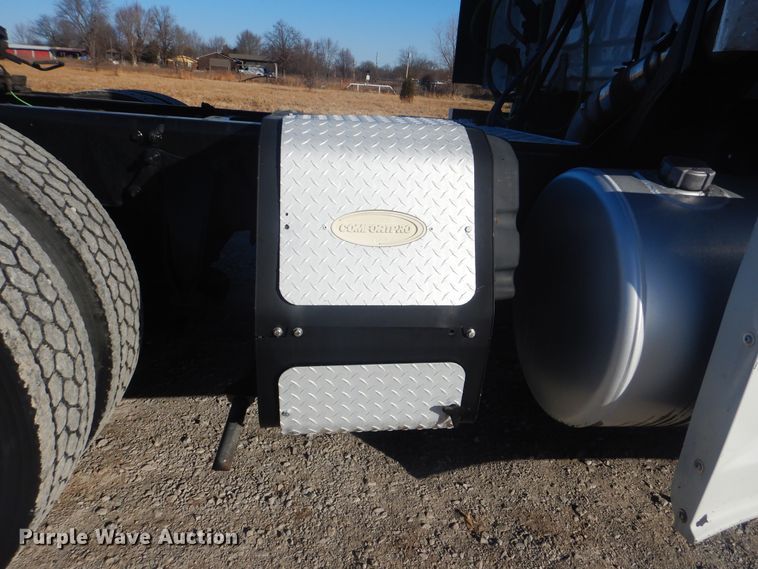 image for item HX9076 2014 Freightliner Cascadia  semi truck