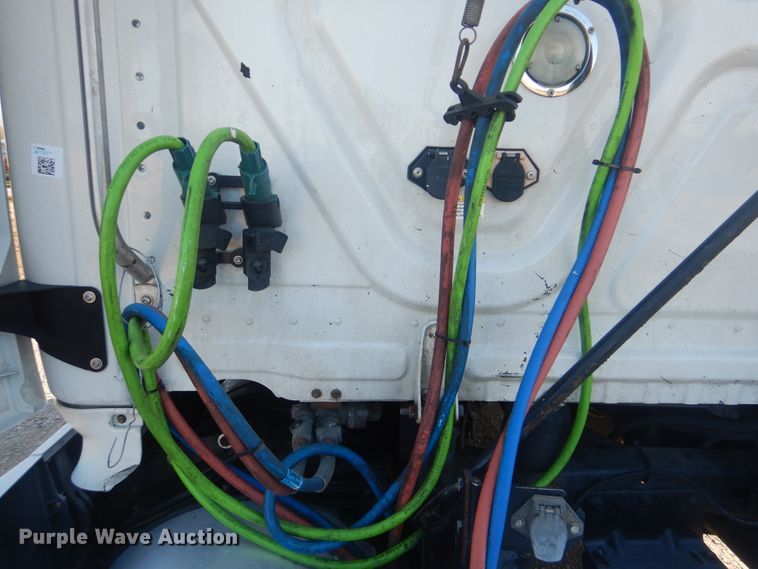 image for item HX9076 2014 Freightliner Cascadia  semi truck