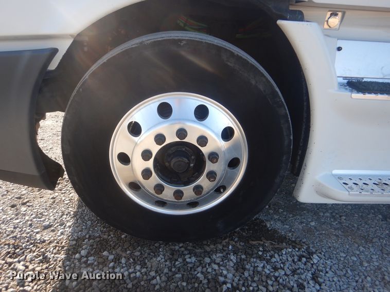 image for item HX9076 2014 Freightliner Cascadia  semi truck