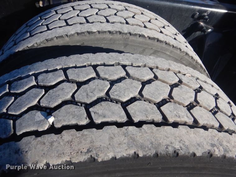 image for item HX9076 2014 Freightliner Cascadia  semi truck