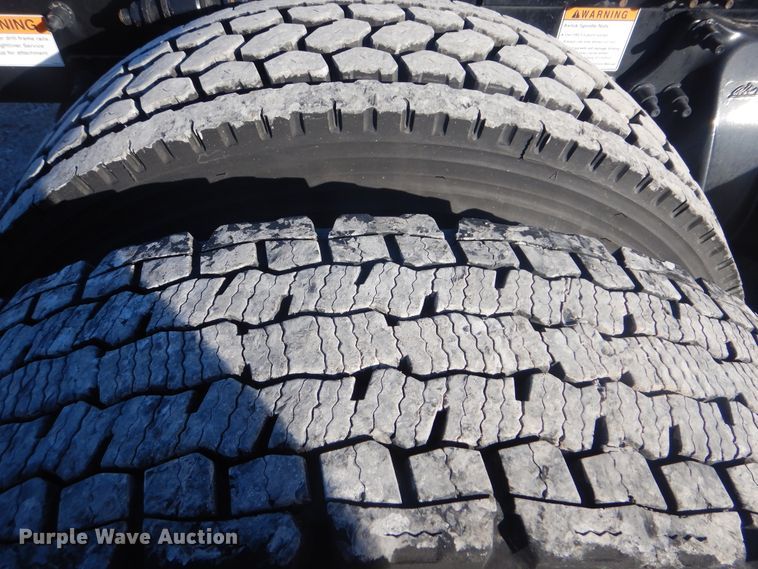 image for item HX9076 2014 Freightliner Cascadia  semi truck