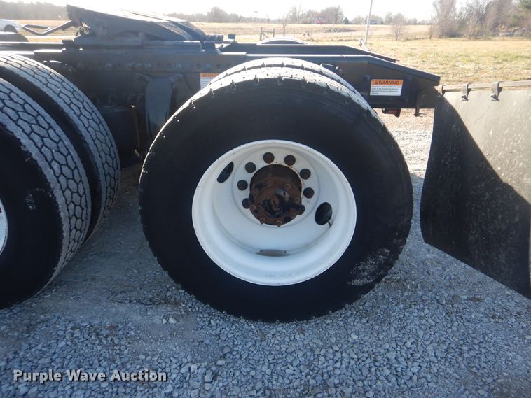 image for item HX9076 2014 Freightliner Cascadia  semi truck