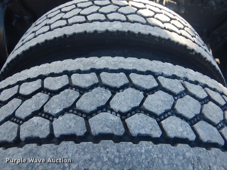 image for item HX9076 2014 Freightliner Cascadia  semi truck