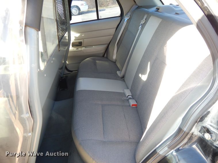 image for item DF3230 2005 Ford Crown Victoria Police Interceptor