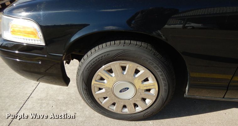 image for item DF3230 2005 Ford Crown Victoria Police Interceptor
