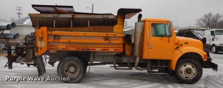 image for item DF3235 2002 International 4900  dump truck
