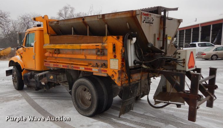 image for item DF3235 2002 International 4900  dump truck