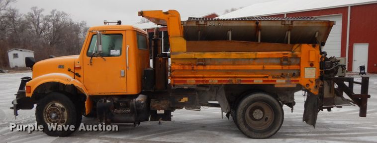 image for item DF3235 2002 International 4900  dump truck