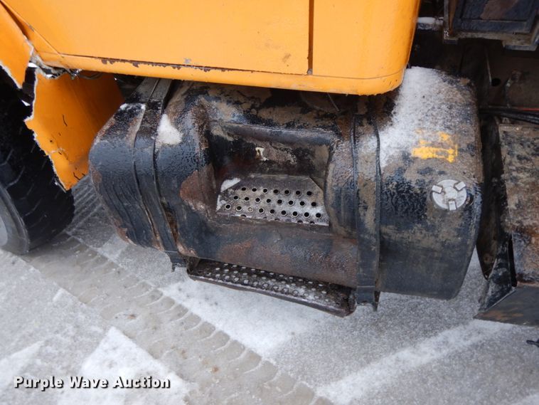 image for item DF3235 2002 International 4900  dump truck