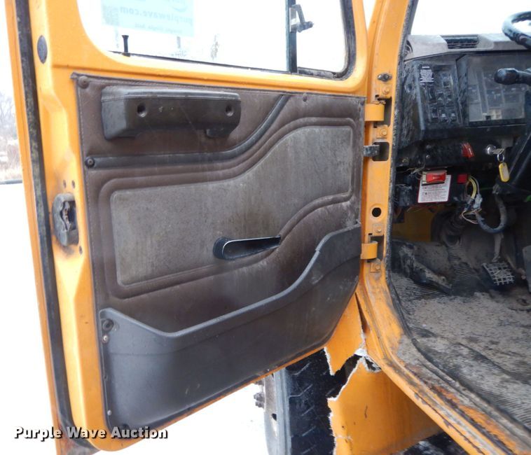 image for item DF3235 2002 International 4900  dump truck