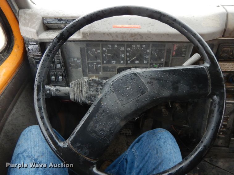 image for item DF3235 2002 International 4900  dump truck