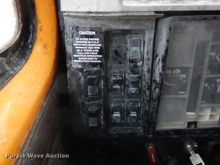 image for item DF3235 2002 International 4900  dump truck