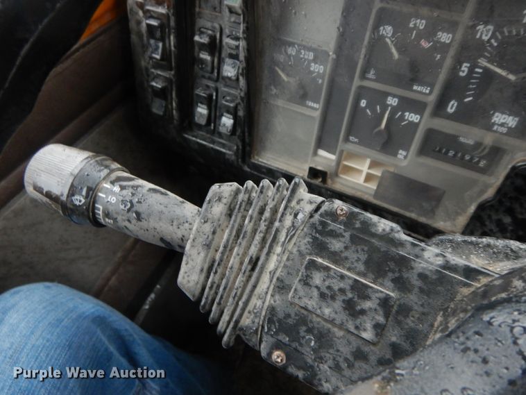 image for item DF3235 2002 International 4900  dump truck