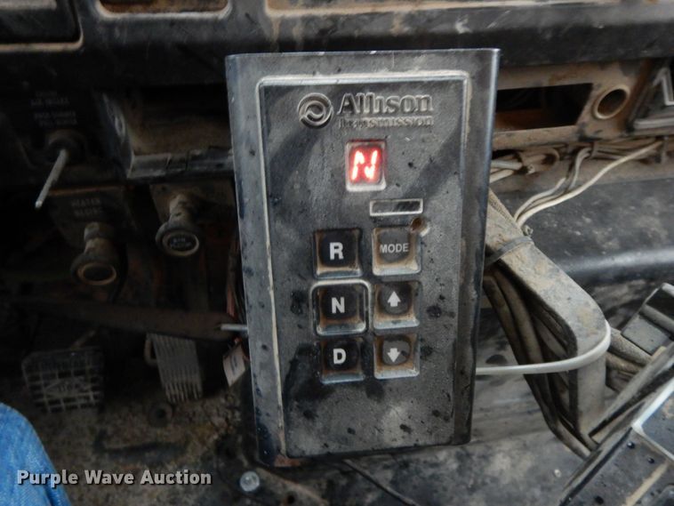 image for item DF3235 2002 International 4900  dump truck