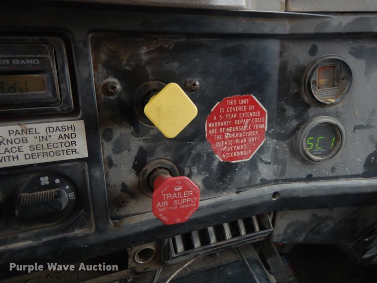 image for item DF3235 2002 International 4900  dump truck