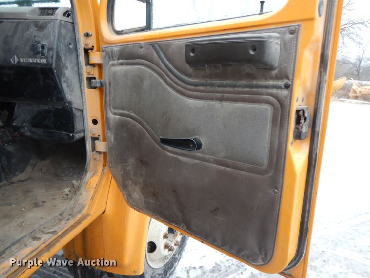 image for item DF3235 2002 International 4900  dump truck