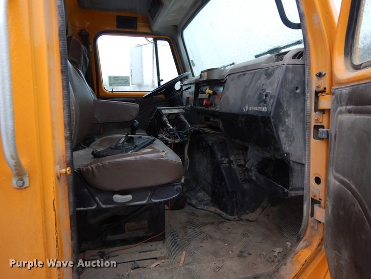 image for item DF3235 2002 International 4900  dump truck