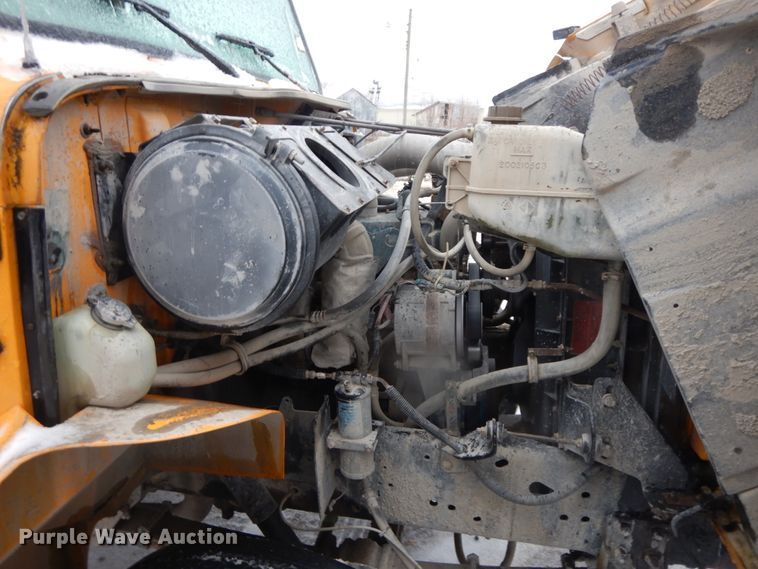 image for item DF3235 2002 International 4900  dump truck