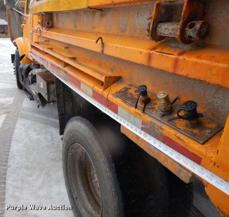 image for item DF3235 2002 International 4900  dump truck
