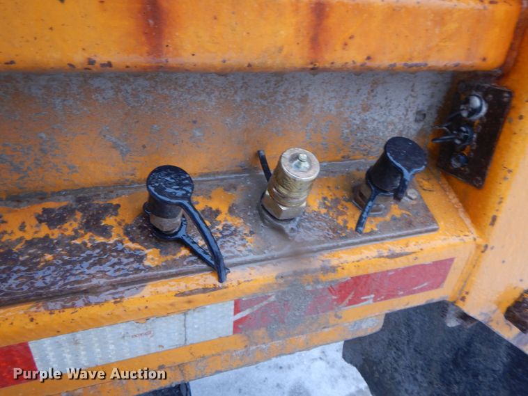 image for item DF3235 2002 International 4900  dump truck