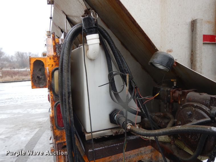 image for item DF3235 2002 International 4900  dump truck