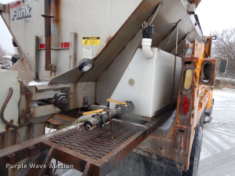 image for item DF3235 2002 International 4900  dump truck