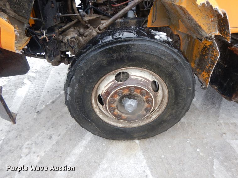 image for item DF3235 2002 International 4900  dump truck