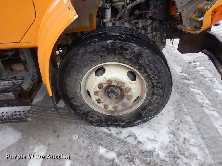 image for item DF3235 2002 International 4900  dump truck