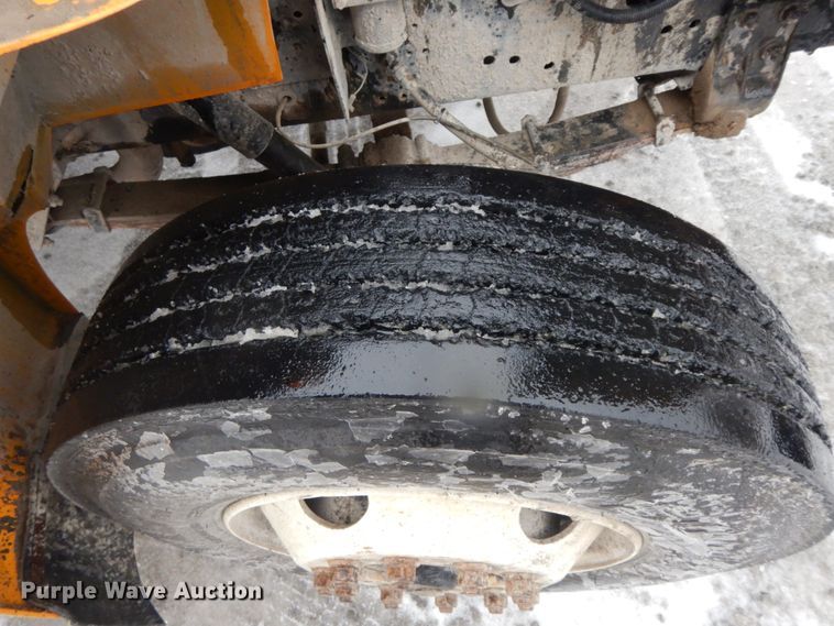 image for item DF3235 2002 International 4900  dump truck