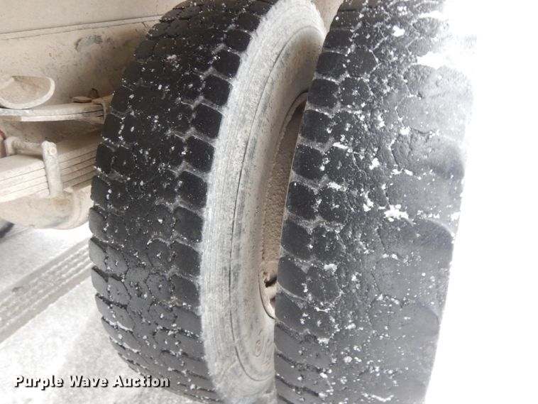 image for item DF3235 2002 International 4900  dump truck