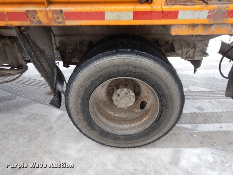 image for item DF3235 2002 International 4900  dump truck