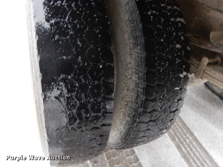 image for item DF3235 2002 International 4900  dump truck