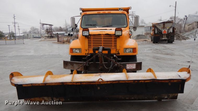 image for item DF3236 2002 International 4900  dump truck