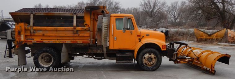 image for item DF3236 2002 International 4900  dump truck