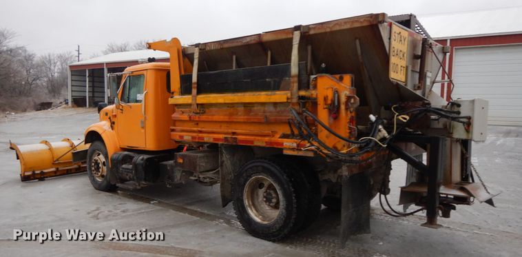 image for item DF3236 2002 International 4900  dump truck