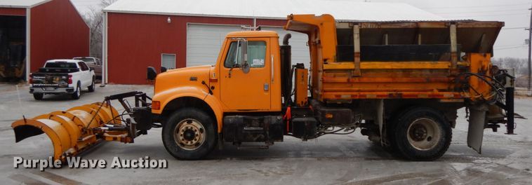 image for item DF3236 2002 International 4900  dump truck