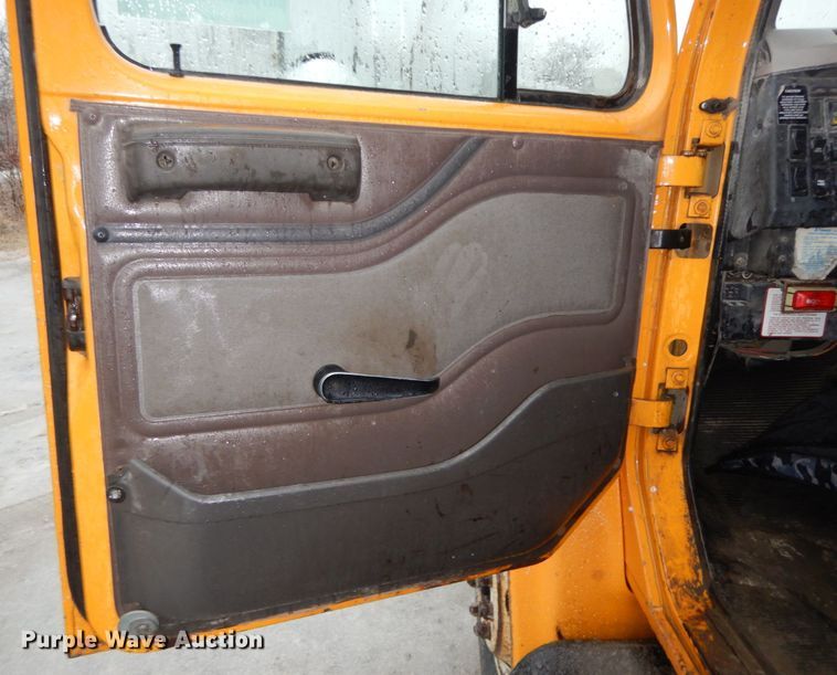 image for item DF3236 2002 International 4900  dump truck