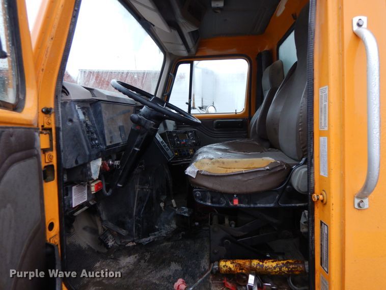 image for item DF3236 2002 International 4900  dump truck