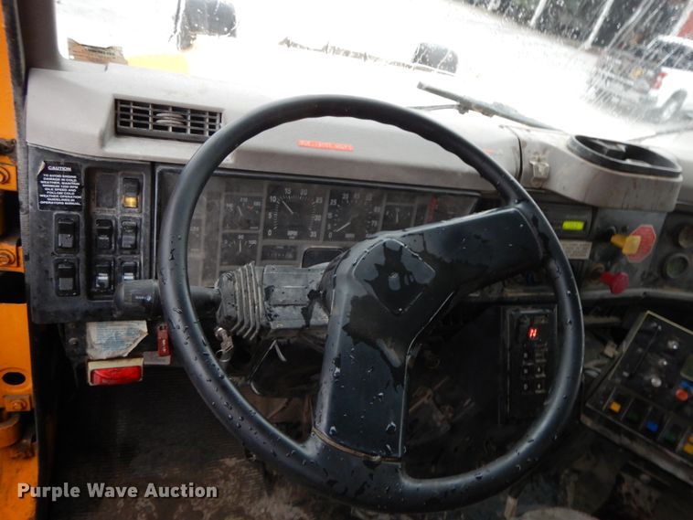 image for item DF3236 2002 International 4900  dump truck