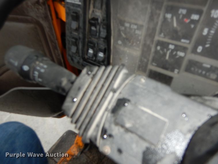 image for item DF3236 2002 International 4900  dump truck