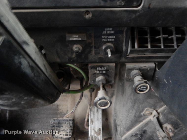 image for item DF3236 2002 International 4900  dump truck